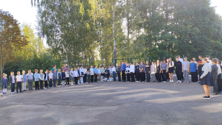 ✅Вливаемся в новую учебную неделю вместе с традициями школы.